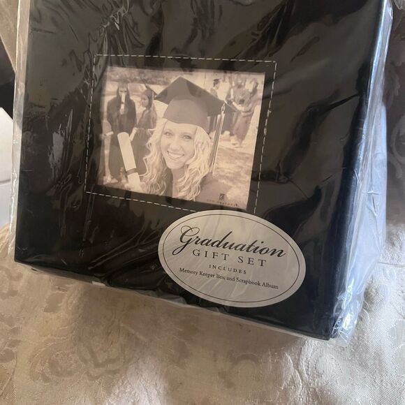 Unopened graduation photo album - Picture 3 of 4